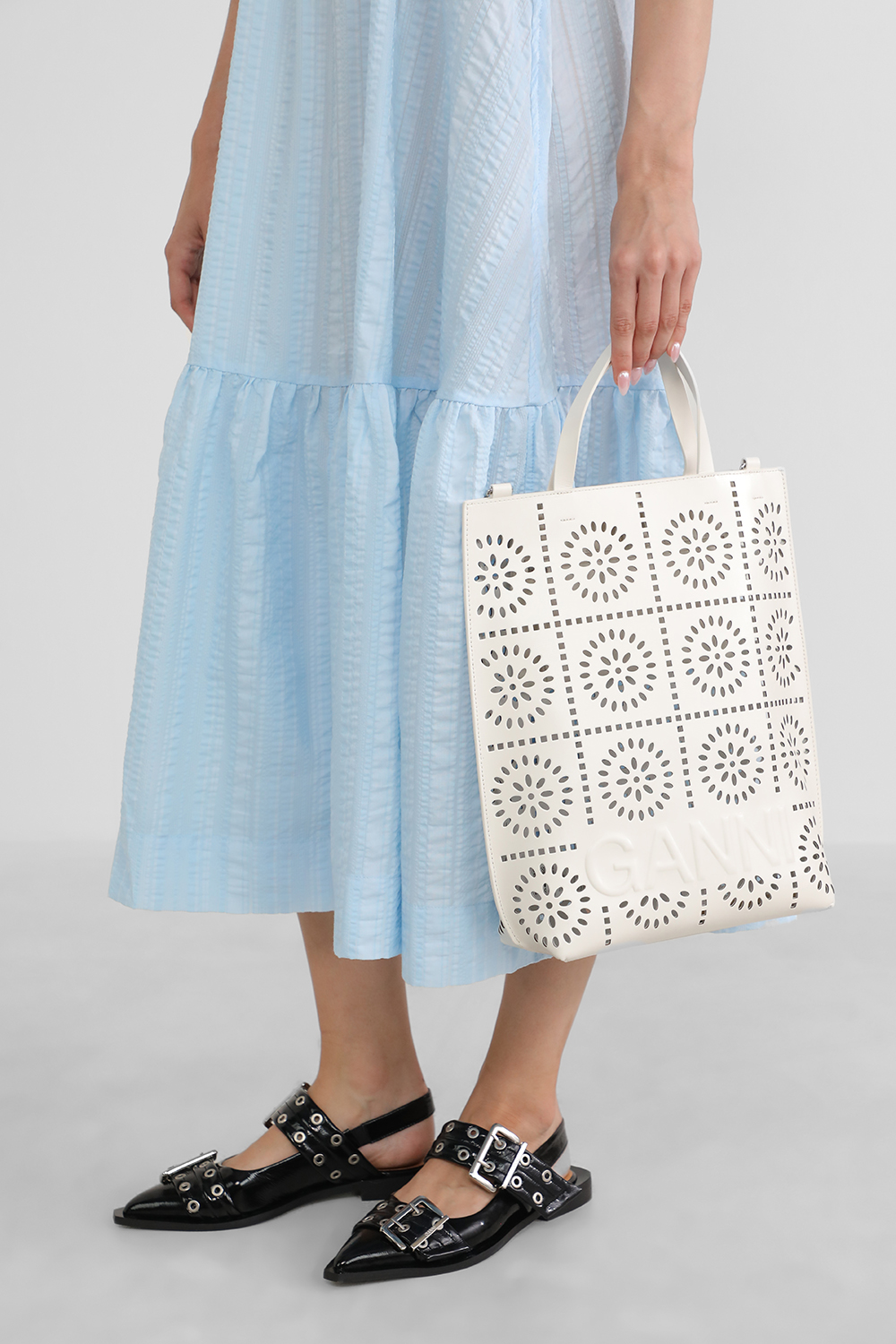 תמונת כל הלוק של תיק נשיאה מעור ממוחזר